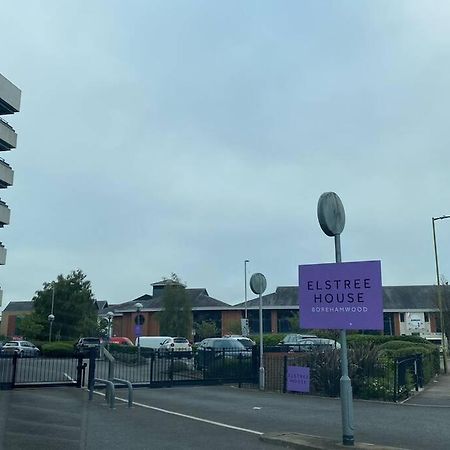 Luxury 1 Bedroom Apartment With Netflix & Parking Borehamwood Exterior foto