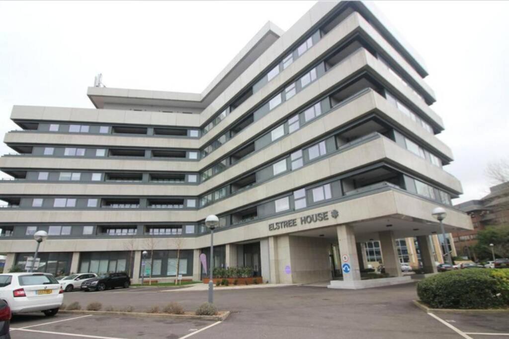 Luxury 1 Bedroom Apartment With Netflix & Parking Borehamwood Exterior foto