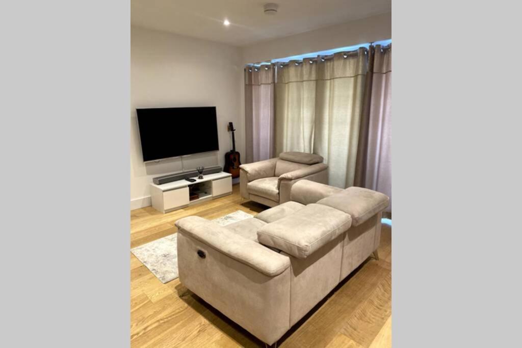 Luxury 1 Bedroom Apartment With Netflix & Parking Borehamwood Exterior foto